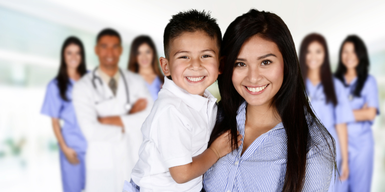 Madre e hijo hispanos felices de tener cobertura médica gracias a Obamacare