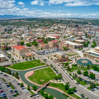 Vista aérea durante el día de la ciudad de Pueblo en Colorado