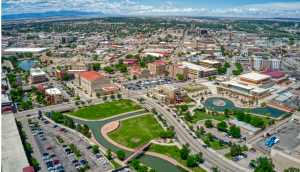 Vista aérea durante el día de la ciudad de Pueblo en Colorado