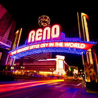 Letrero luminoso de bienvenida a la ciudad de Reno en Nevada