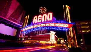 Letrero luminoso de bienvenida a la ciudad de Reno en Nevada