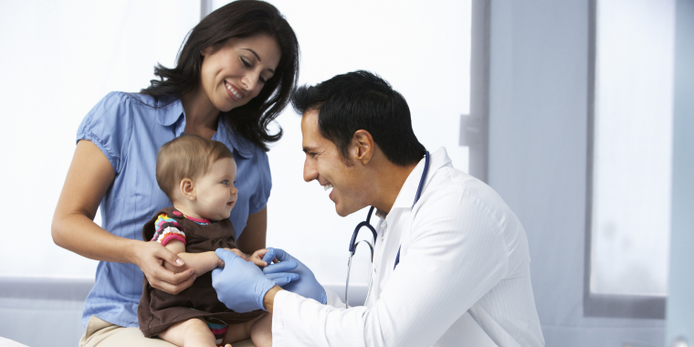 Madre e hija en consulta con un médico en la habitación de un hospital.