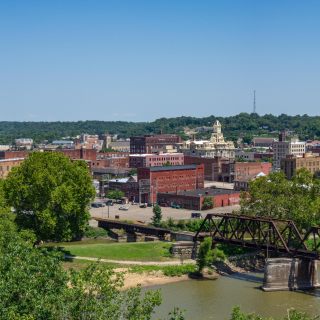 Vista aérea a la hermosa ciudad y puente de Zanesville en Ohio, Estados Unidos, durante el día