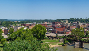 Vista aérea a la hermosa ciudad y puente de Zanesville en Ohio, Estados Unidos, durante el día