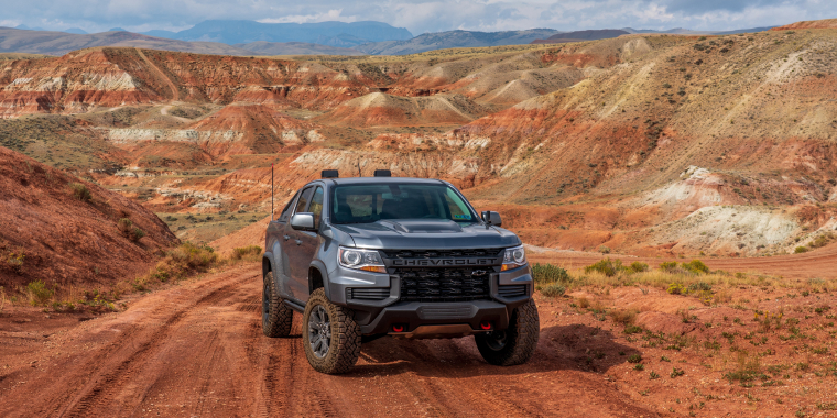 Chevy Colorado avanzando entre las montañas durante el día