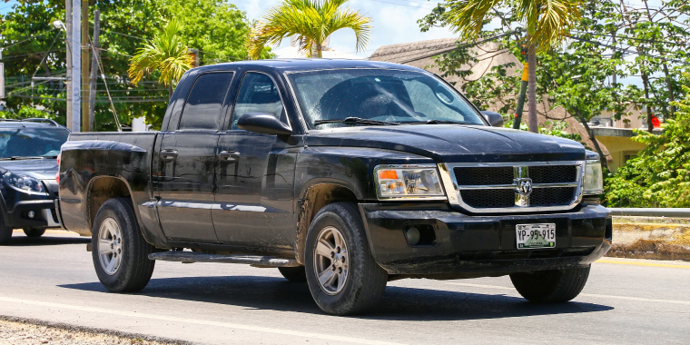 Camioneta Dodge Dakota color negra estacionada