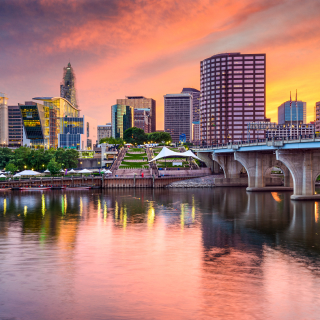 Horizonte de Hartford al atardecer en Connecticut.