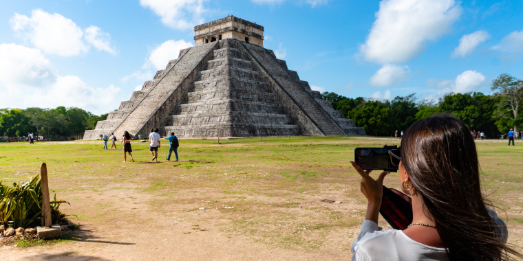 Turista estadounidense frente a pirámide en México
