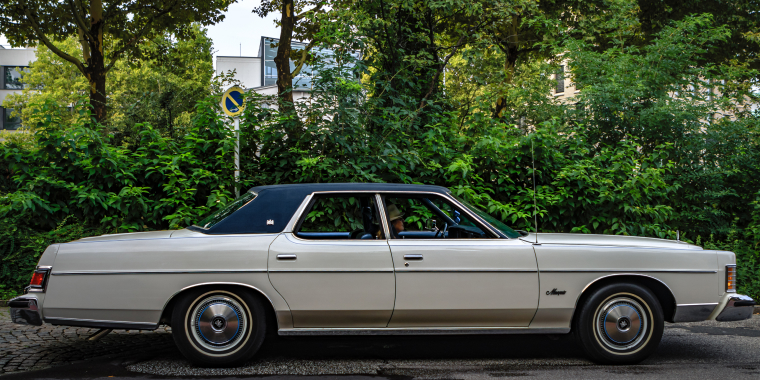 Mercury Grand Marquis frente a un parque