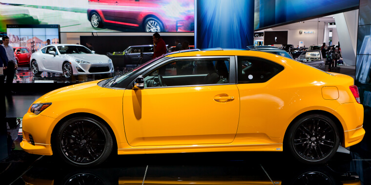 Toyota Scion tC amarillo en la Exhibición de la Industria del Salón del Automóvil de América del Norte en Detroit, Michigan.