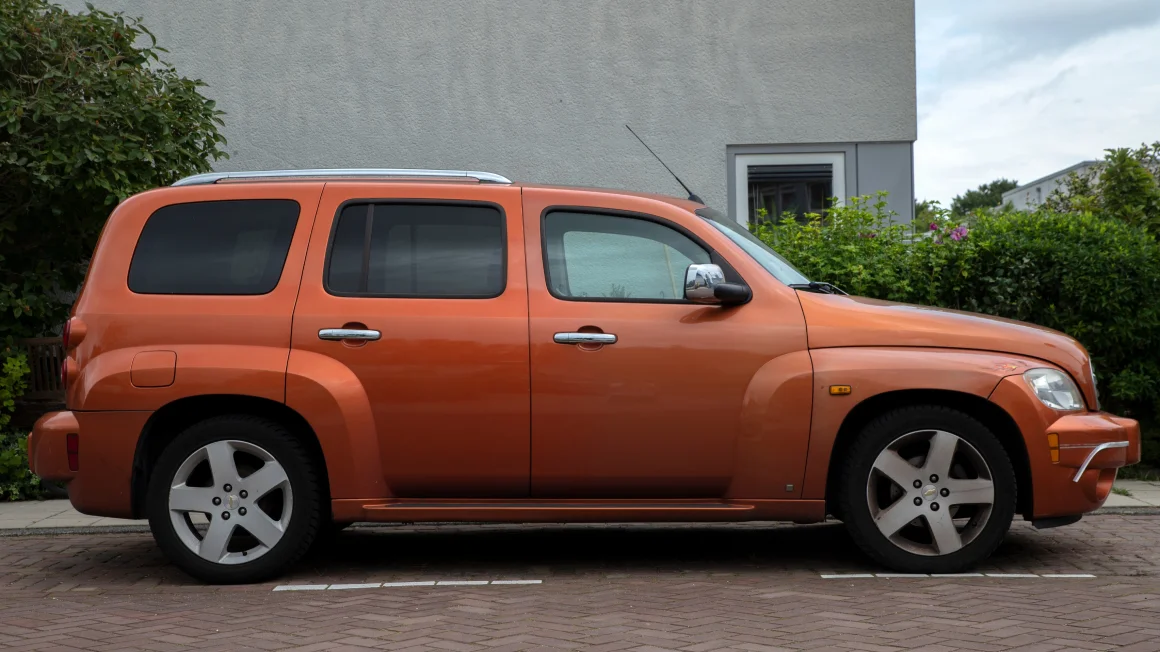 Chevrolet Hhr parqueada frente a un edificio. 