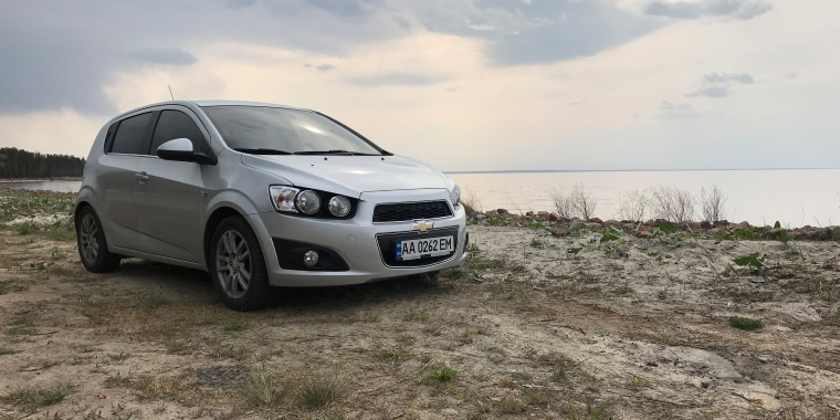 Chevrolet Sonic T300 avanzando a la orilla del mar