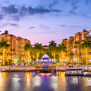 Vista del centro de la ciudad de Naples, Florida, EE. UU. al anochecer.