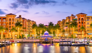 Vista del centro de la ciudad de Naples, Florida, EE. UU. al anochecer.