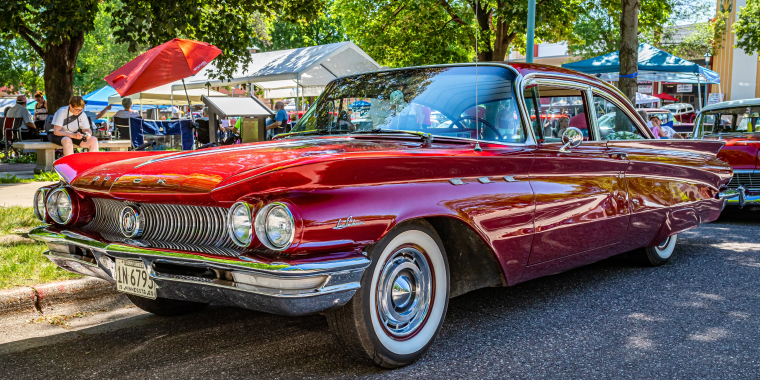 Buick LeSabre parqueado en la calle durante una feria de autos. 