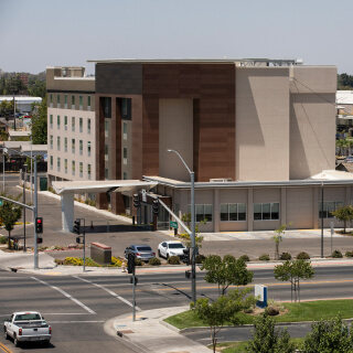 Centro urbano del centro de Madera, California, EE. UU, por la mañana