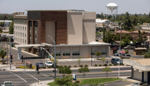 Centro urbano del centro de Madera, California, EE. UU, por la mañana