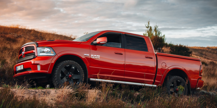 RAM 1500 Classic roja avanzando por el desierto