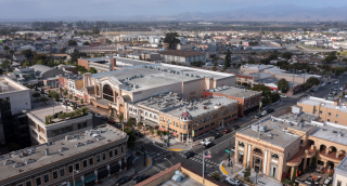 Luz del sol de la tarde brilla sobre el centro histórico de la ciudad de Salinas, California, EE. UU.