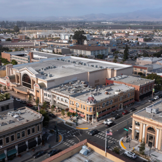 Luz del sol de la tarde brilla sobre el centro histórico de la ciudad de Salinas, California, EE. UU.