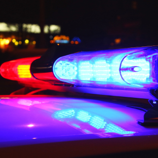 : Luces de carro de policías tras arrestar a conductor por un SR-22 en California.