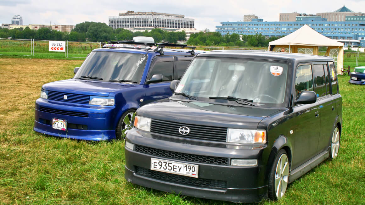 Par de Toyota xB exhibidas en una Feria del Automóvil durante el día 