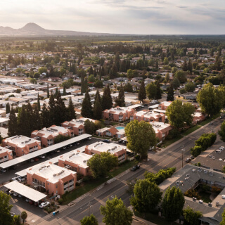 Una tarde en el centro de Yuba City, California, EE. UU.