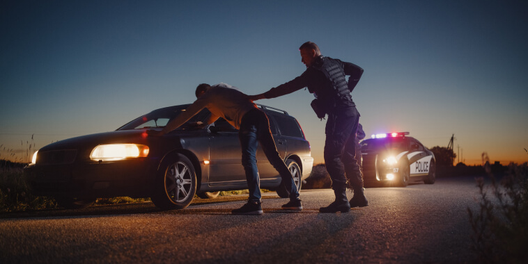 Policía arrestando a hombre tras cometer un DUI en Texas.