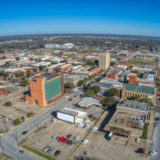 Vista aérea de la ciudad de Corsicana, Texas, durante un día soleado.