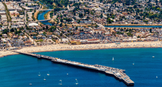 1. Vista aérea de la ciudad de Santa Cruz con su playa en el norte de California en un día soleado.