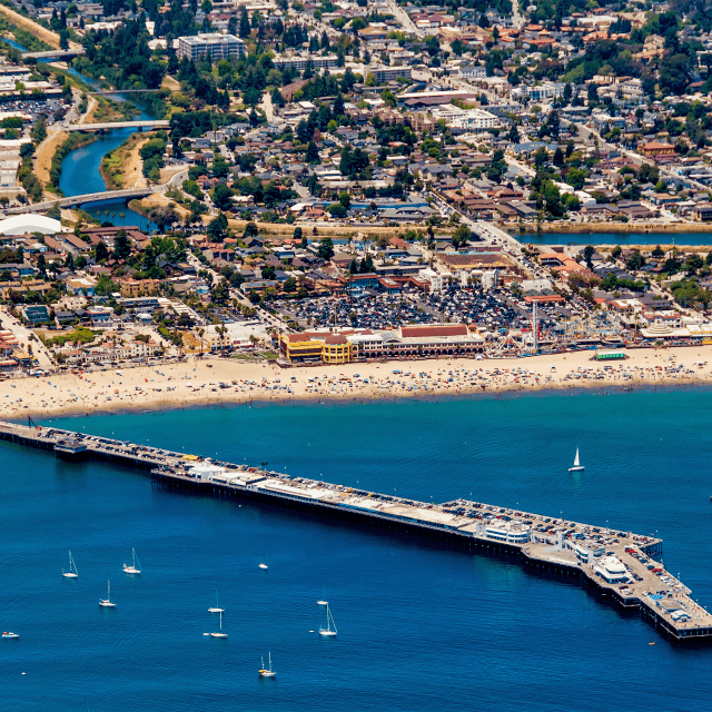 1. Vista aérea de la ciudad de Santa Cruz con su playa en el norte de California en un día soleado.