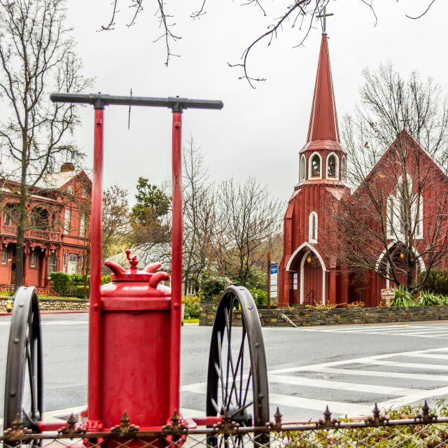 1. Iglesia Roja en el centro de Sonora, California.