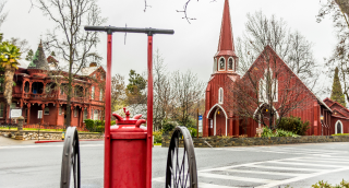 1. Iglesia Roja en el centro de Sonora, California.