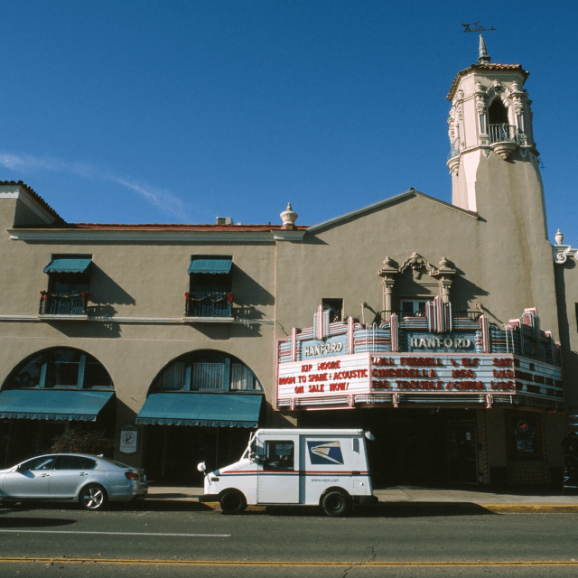 1. Teatro Hanford Fox durante una tarde, seguro de auto barato en Hanford, California.