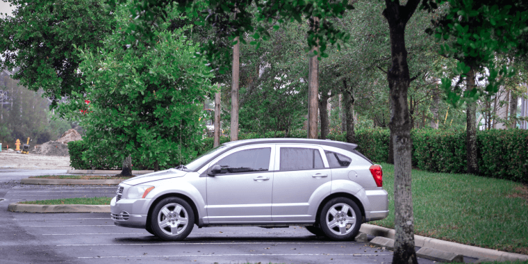 Dodge Caliber plateado estacionado en una mañana- Seguro de auto barato para el Dodge Caliber