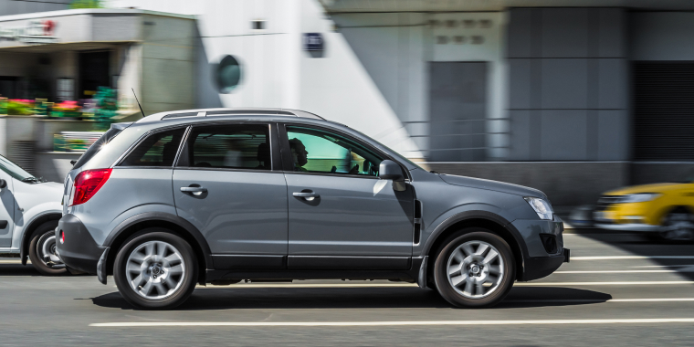 Saturn Vue gris avanzando en una calle