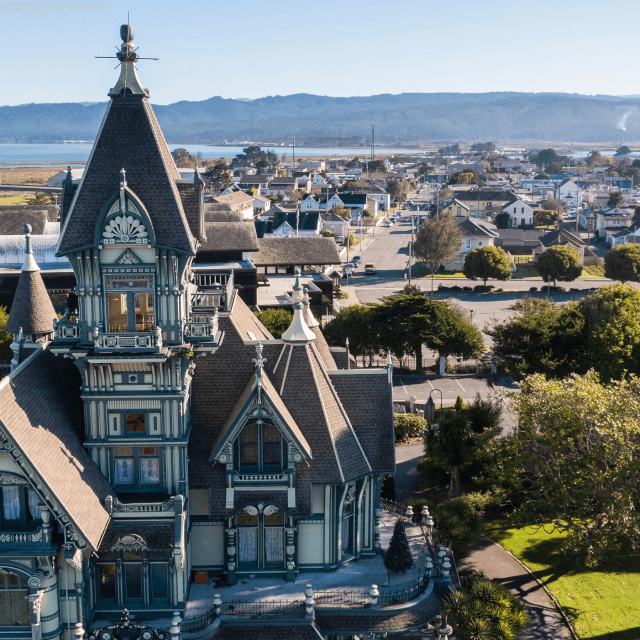 1. Luz matutina ilumina el centro histórico de Eureka, California, EE. UU.