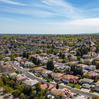 La ciudad de Antioch, California, en un hermoso día soleado con verdes colinas, calles, casas y autos.