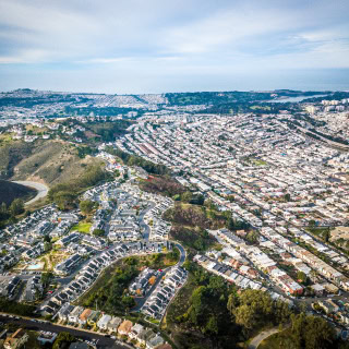 La ciudad de Daly City, California, EE. UU, desde las alturas por la mañana.