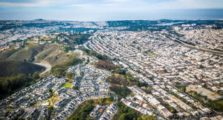 La ciudad de Daly City, California, EE. UU, desde las alturas por la mañana.