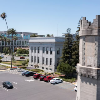 Vista aérea diurna del centro histórico de la ciudad de Fairfield, California, Estados Unidos – Seguro de auto barato en Fairfield California.