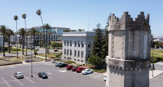 Vista aérea diurna del centro histórico de la ciudad de Fairfield, California, Estados Unidos – Seguro de auto barato en Fairfield California.