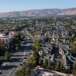 1. Vista aérea de la tarde en la ciudad de Fremont, California, Estados Unidos.