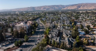 1. Vista aérea de la tarde en la ciudad de Fremont, California, Estados Unidos.