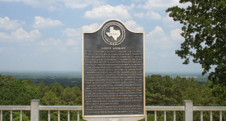 Señal histórica ubicada en la carretera 69 fuera de Jacksonville, Texas.