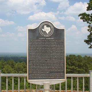 Señal histórica ubicada en la carretera 69 fuera de Jacksonville, Texas.