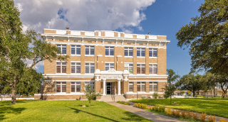 Palacio de Justicia Kingsville, Texas, durante un día soleado.