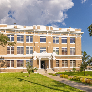 Palacio de Justicia Kingsville, Texas, durante un día soleado.