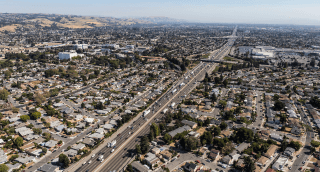 1. Vista aérea de calles, edificios y tráfico a lo largo de la autopista 880 cerca de San Leandro, CA