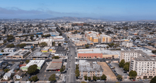 1. Vista aérea diurna del centro de la ciudad de Richmond, California, Estados Unidos.